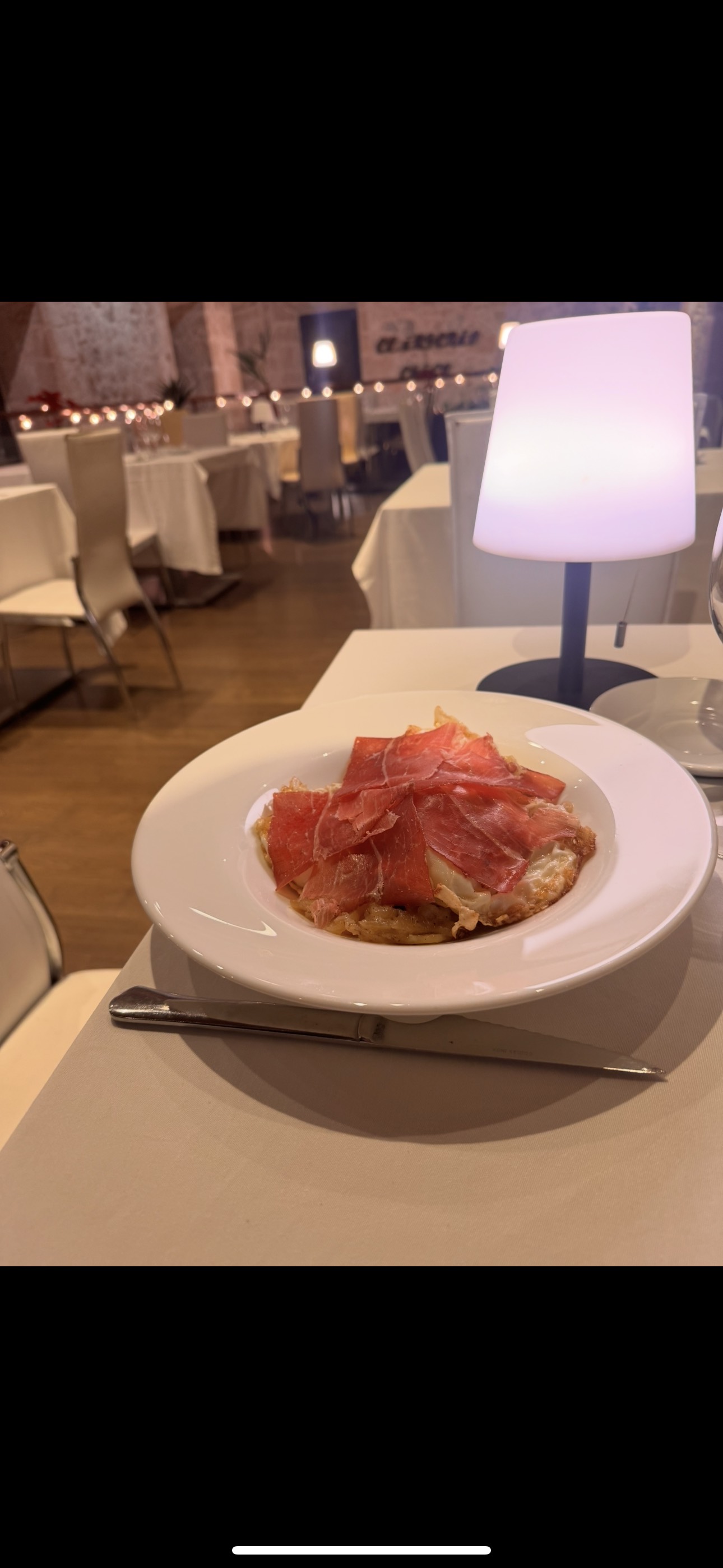 Huevos rotos con patata panadera y jamon