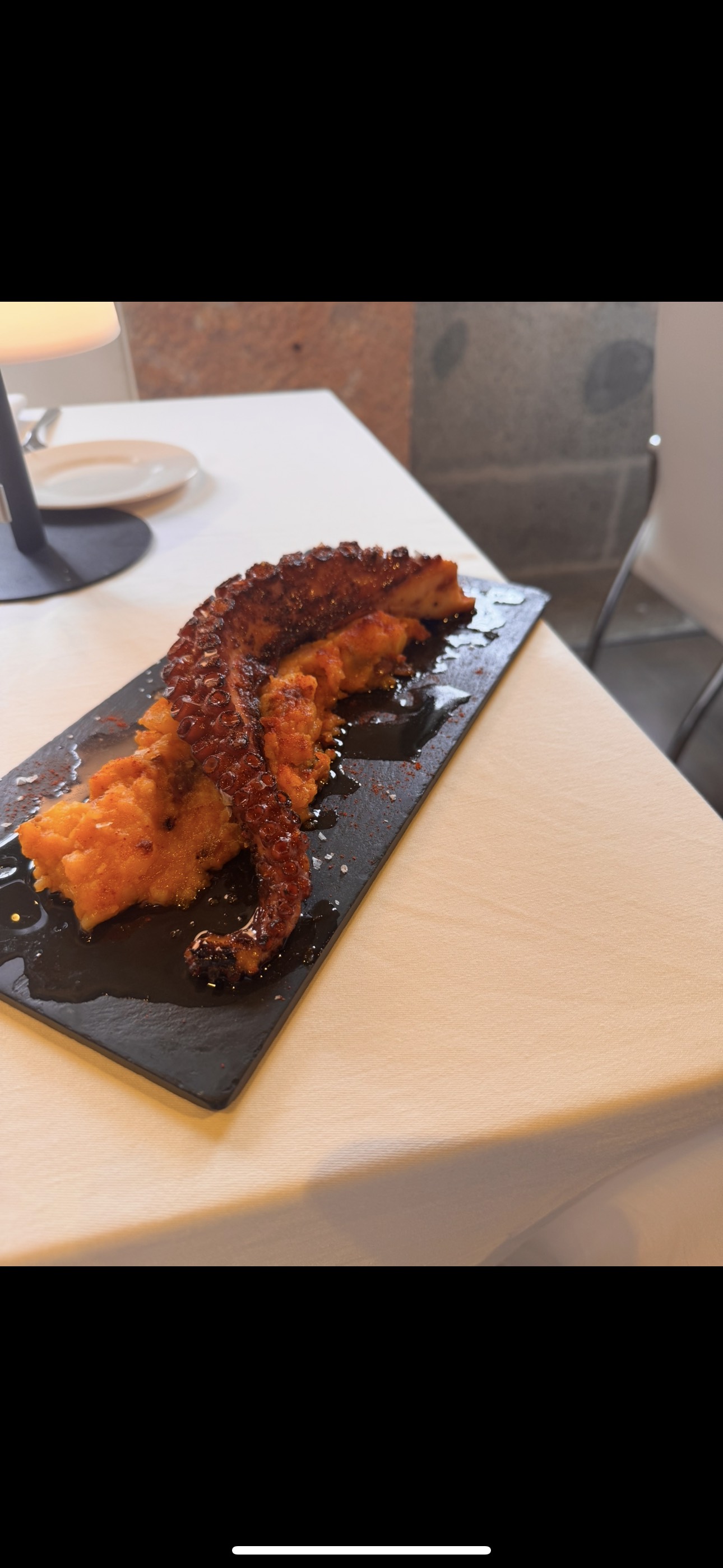 Trancha de pulpo a la plancha sobre revolconas