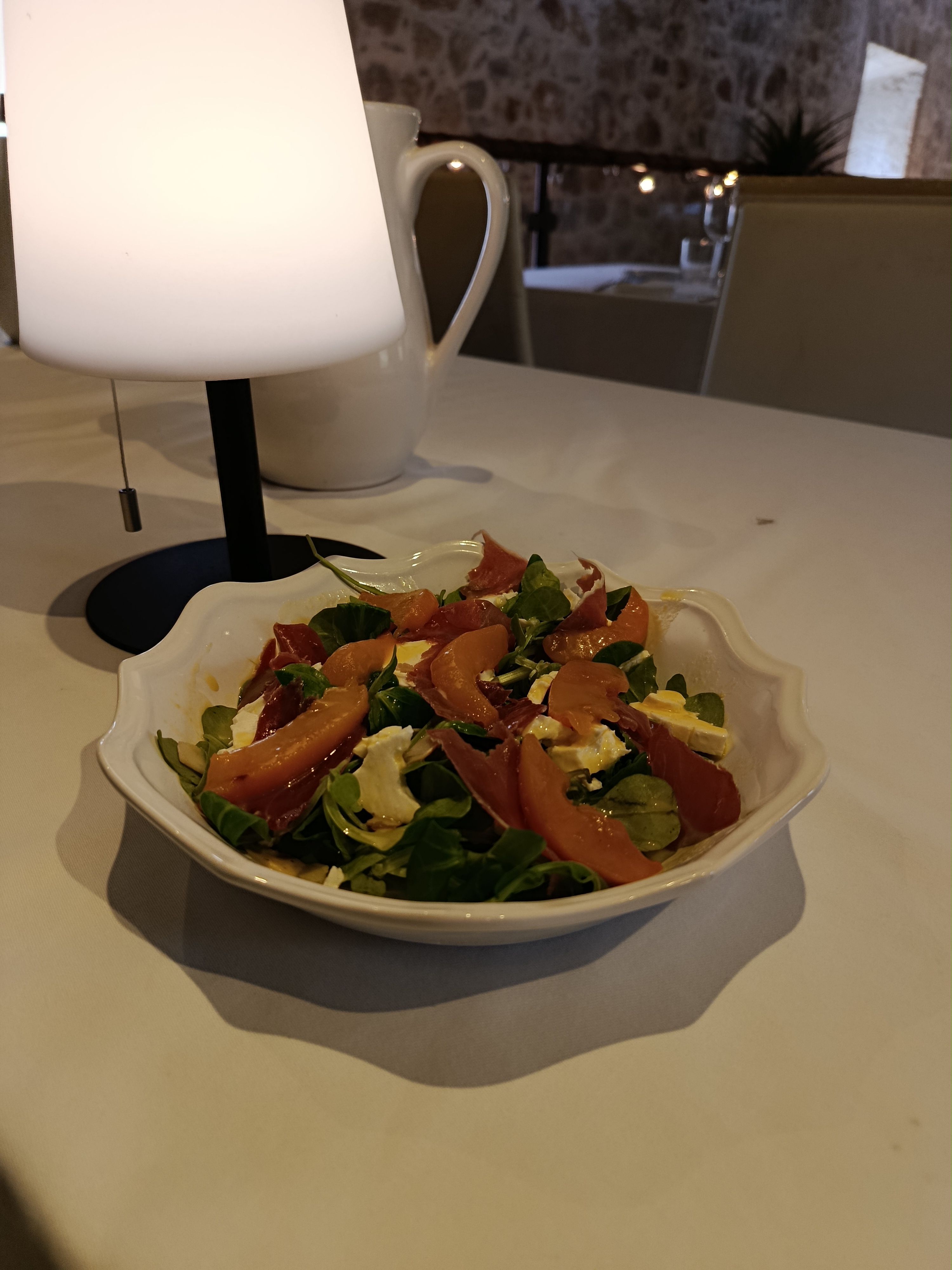 Ensalada verde con melocoton, jamon y queso fresco
