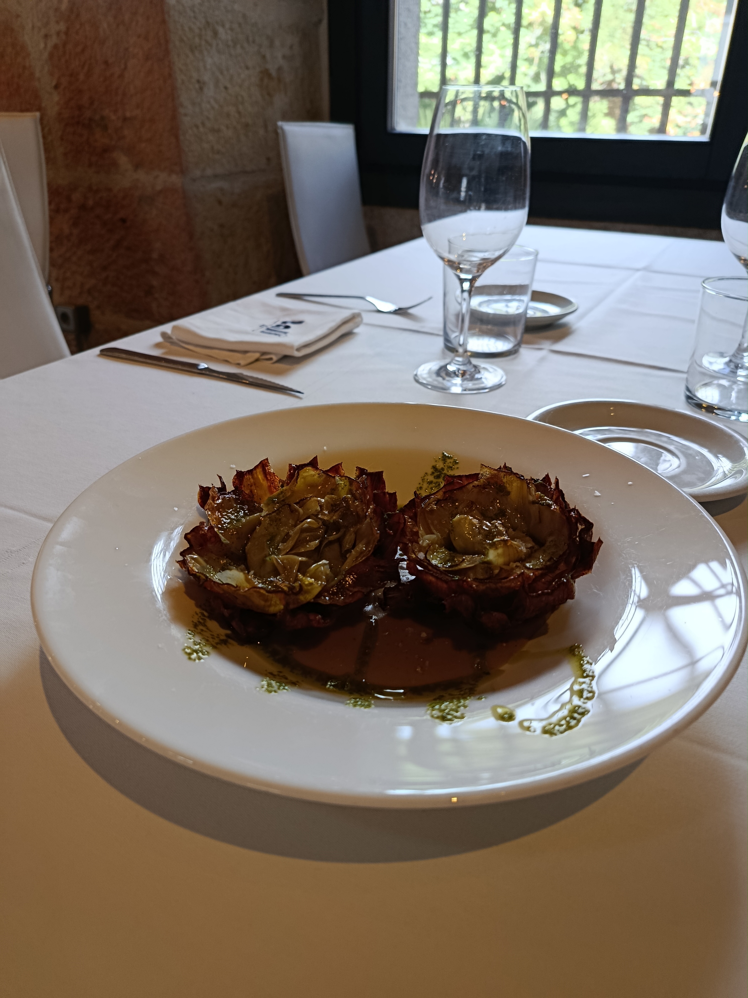 Alcachofas a baja temperatura con crema de hongos