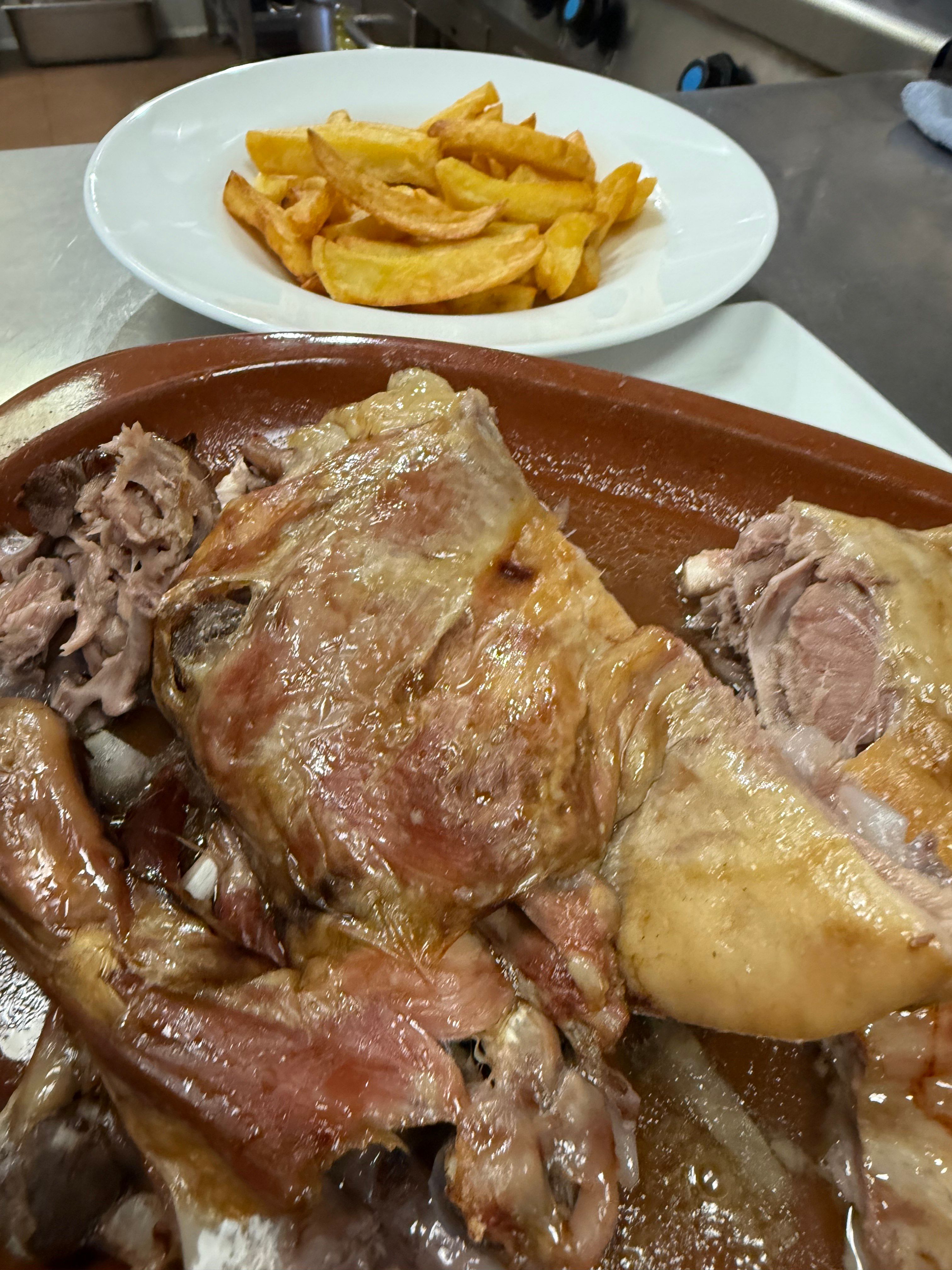 CUARTO DE CORDERO O CABRITO ASADO CON PATATAS